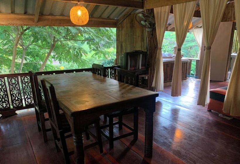 Отель Monruamsuk Homestay Cafe And Bistro