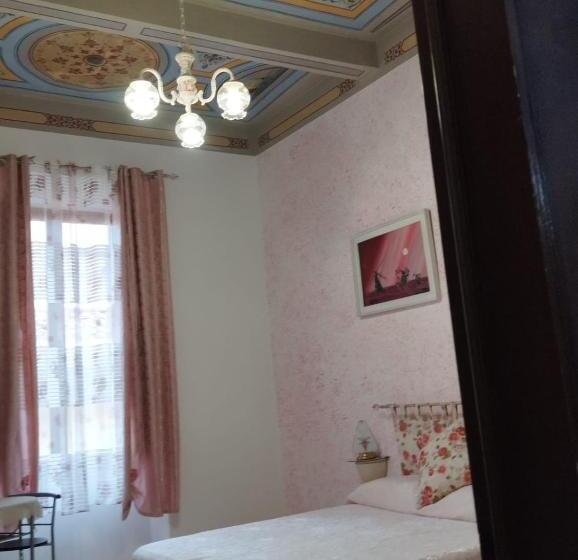 پانسیون The Family House