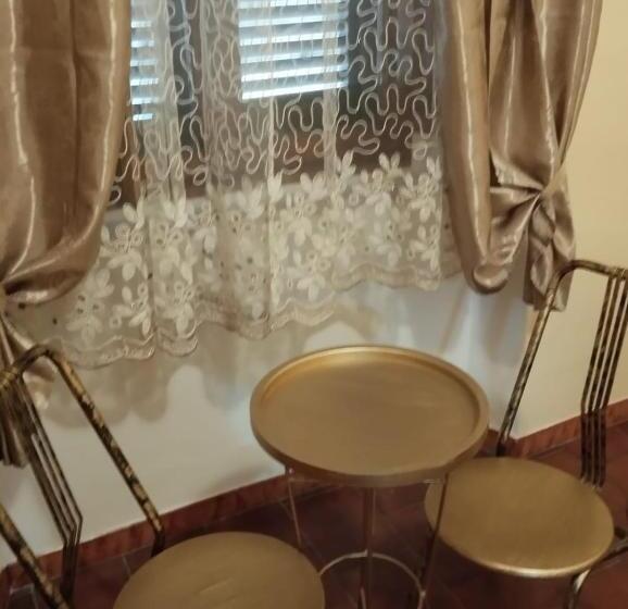 پانسیون The Family House