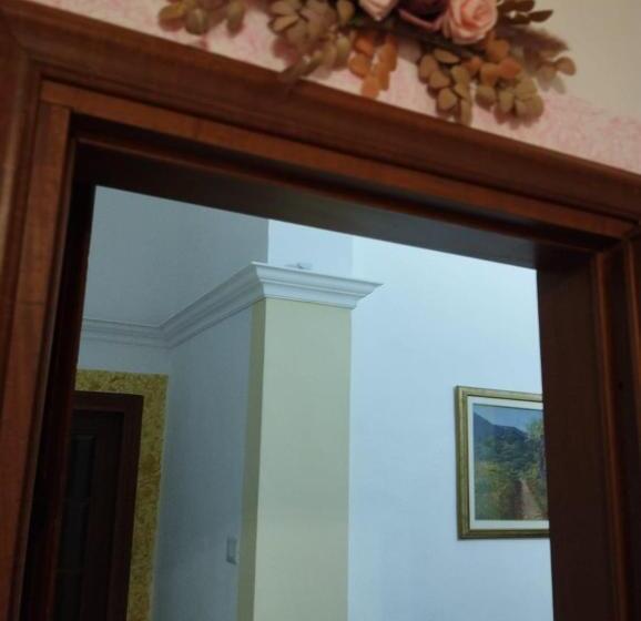 پانسیون The Family House