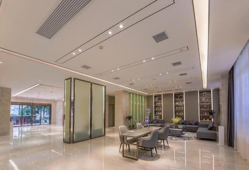 Lavande Hotel Wuhan 2nd Guanggu Road