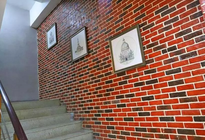 Hotelli James Joyce Coffetel Guangyuan High Speed Railway Station Dongba Municipal Government