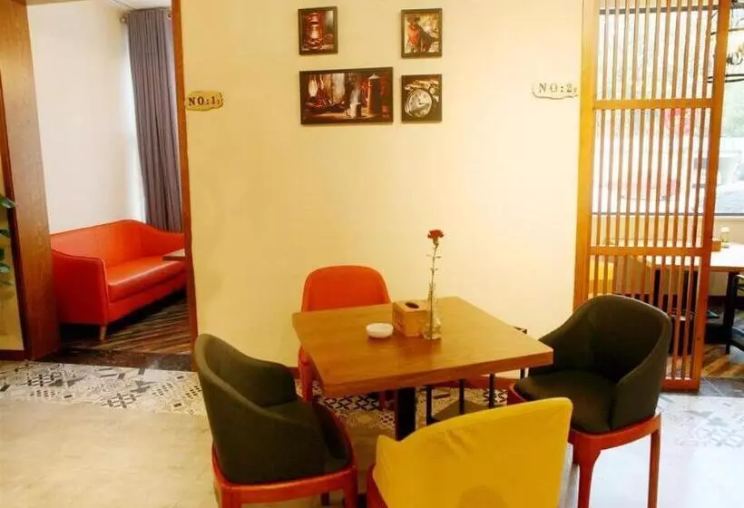 Hotelli James Joyce Coffetel Guangyuan High Speed Railway Station Dongba Municipal Government