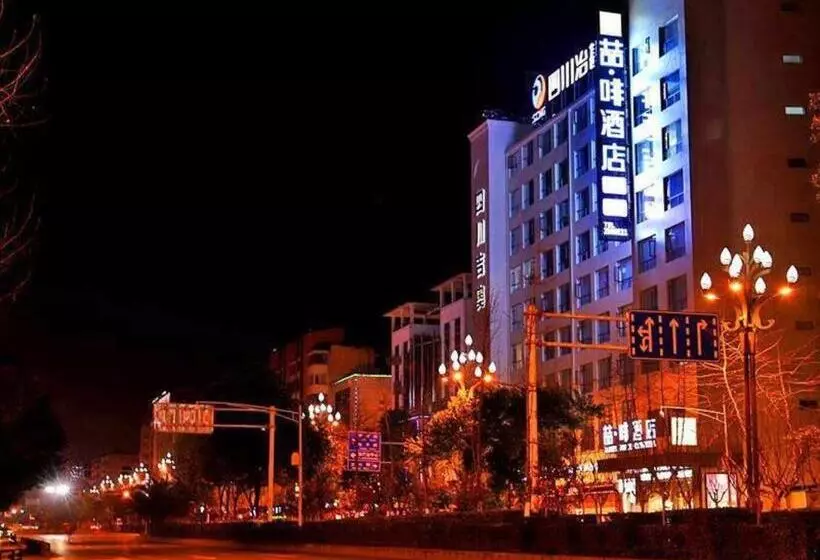 Hotelli James Joyce Coffetel Guangyuan High Speed Railway Station Dongba Municipal Government