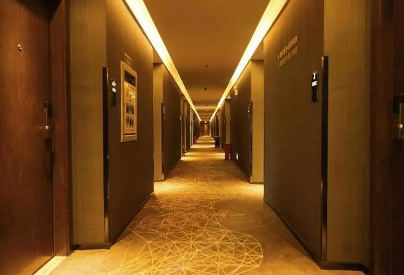 Hotelli Zmax Lhasa Potala Palace Square