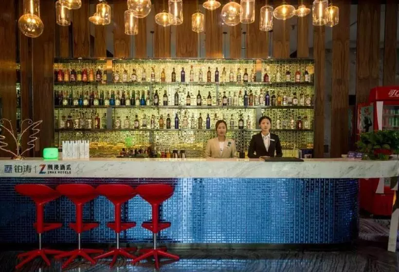 Hotelli Zmax Lhasa Potala Palace Square