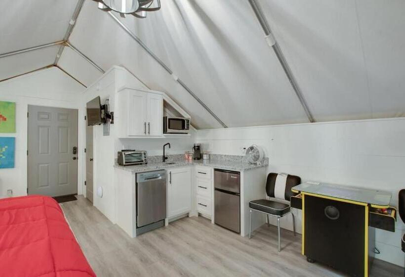 Курорт Game Room Luxury Glamping Tent Arcade Theme