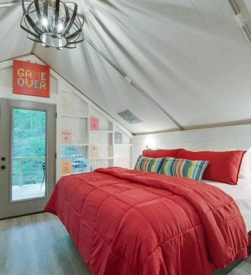 Курорт Game Room Luxury Glamping Tent Arcade Theme