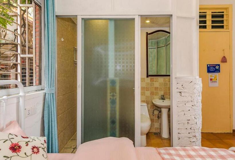 Retkeilymaja U Shore House