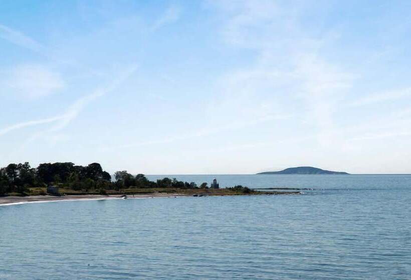 هتل Byxelkroks Marina Sea Resort