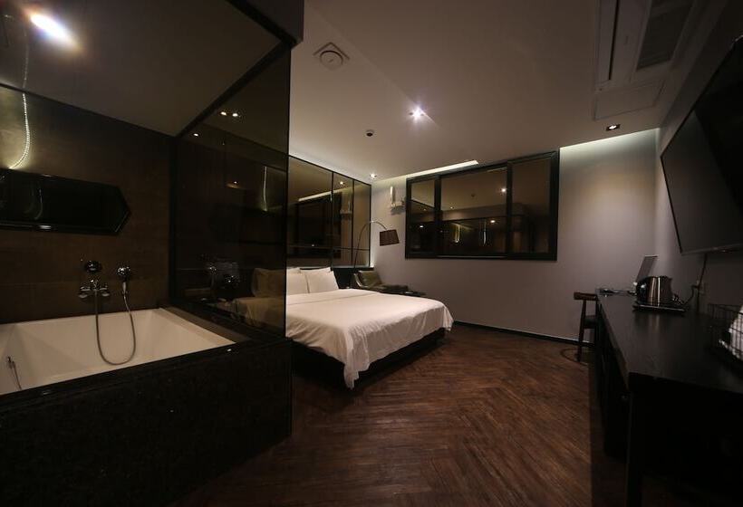 هتل Beomil Brown Dot