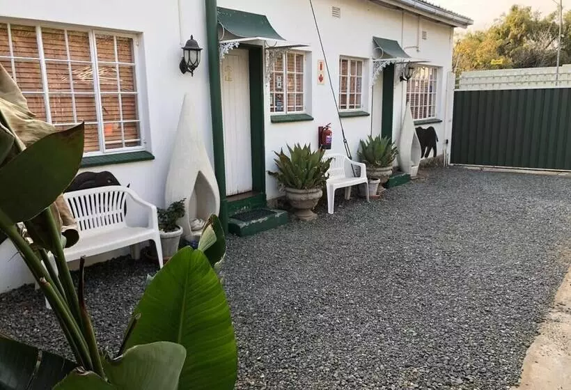 ペンション The Solomon Guest House