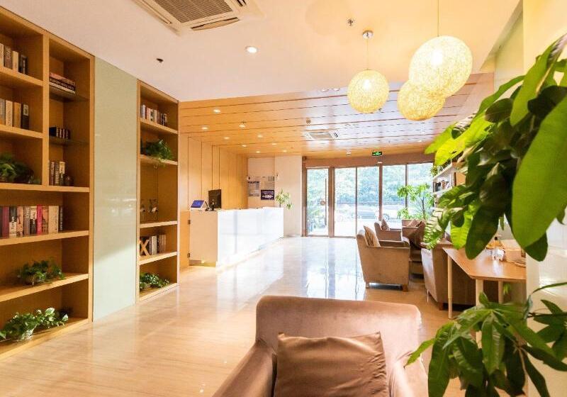 בית מלון כפרי Hanting  Shanghai Luoshan Road Metro Station