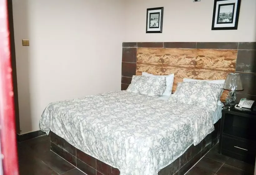 هتل Inglesias Suites