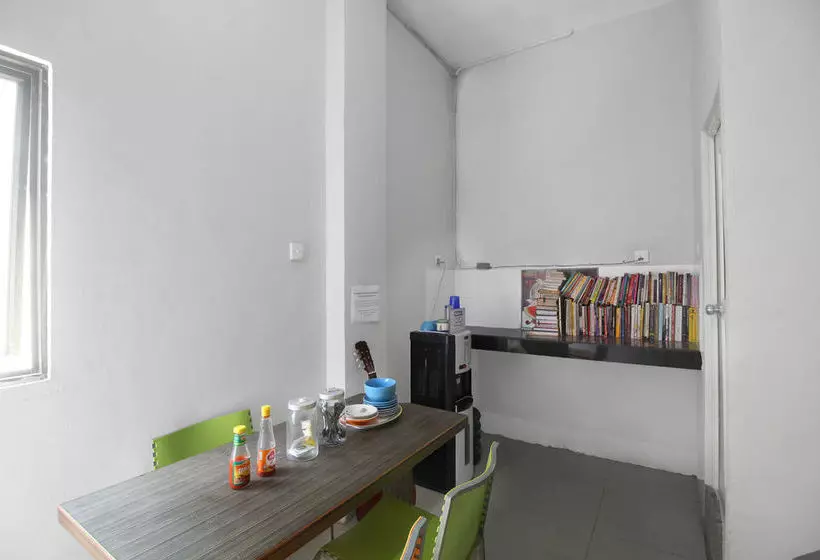 ホテル Zen Rooms Nagoya Seraya Mas Center
