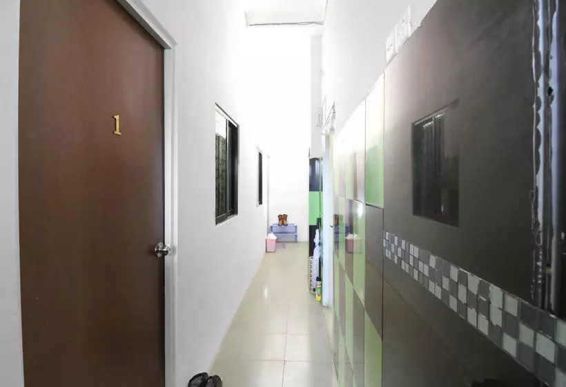 ホテル Zen Rooms Nagoya Seraya Mas Center