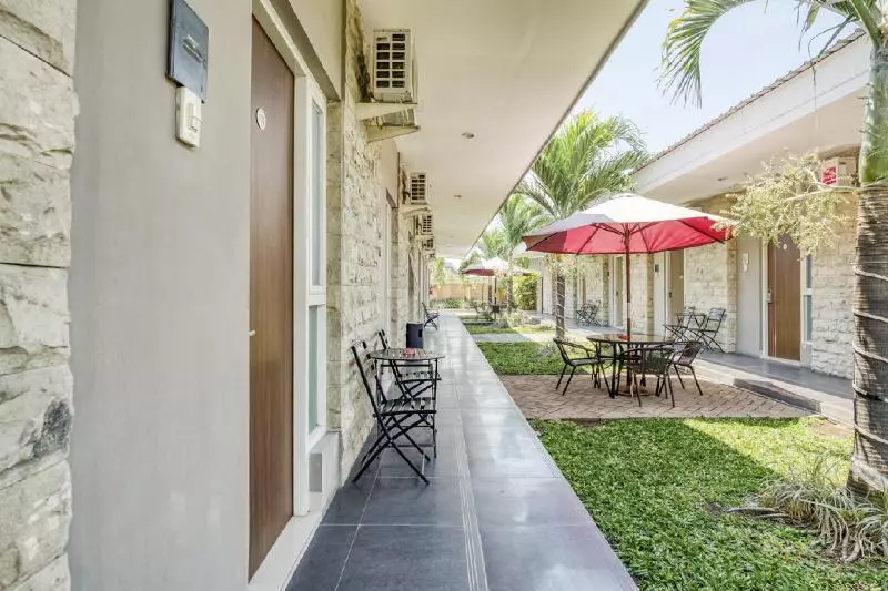 ホテル Sunshine Family Homestay Near Terminal 1 Juanda Airport