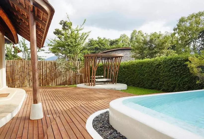 Hotelli Boribot Pool Resort