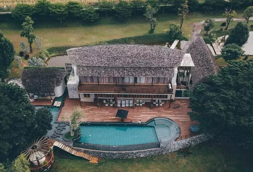 Hotelli Boribot Pool Resort