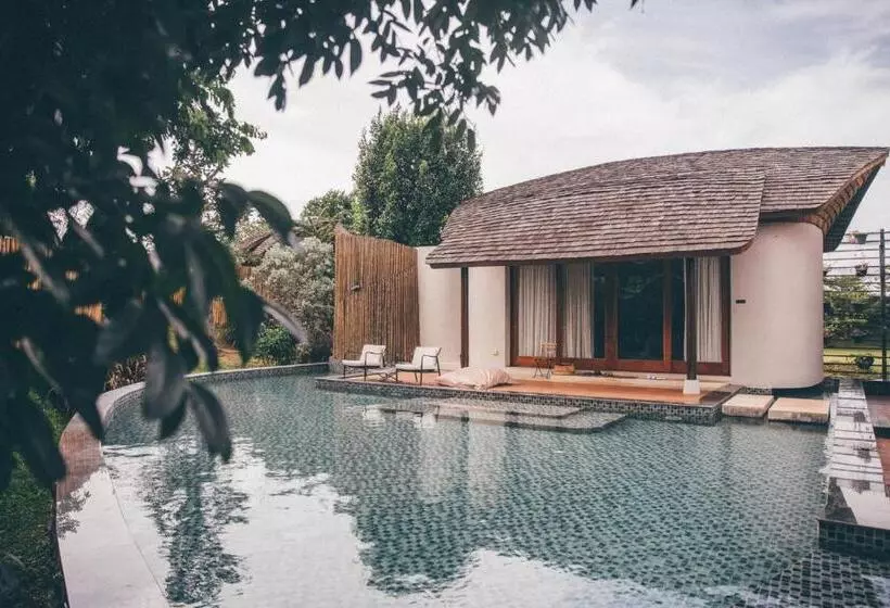 Hotelli Boribot Pool Resort