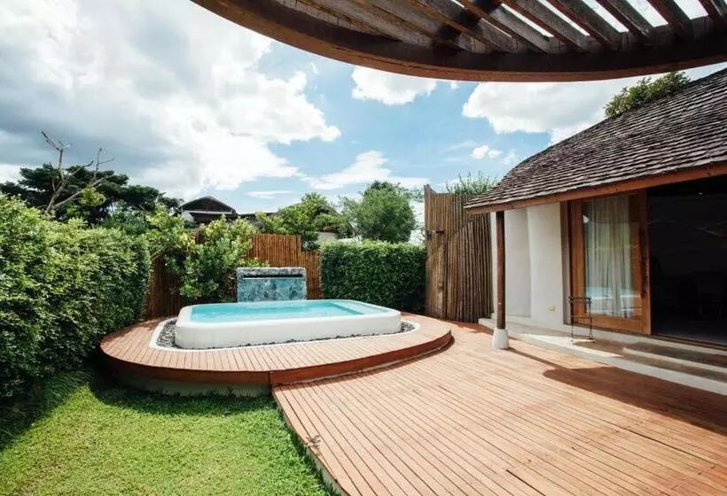 Hotelli Boribot Pool Resort