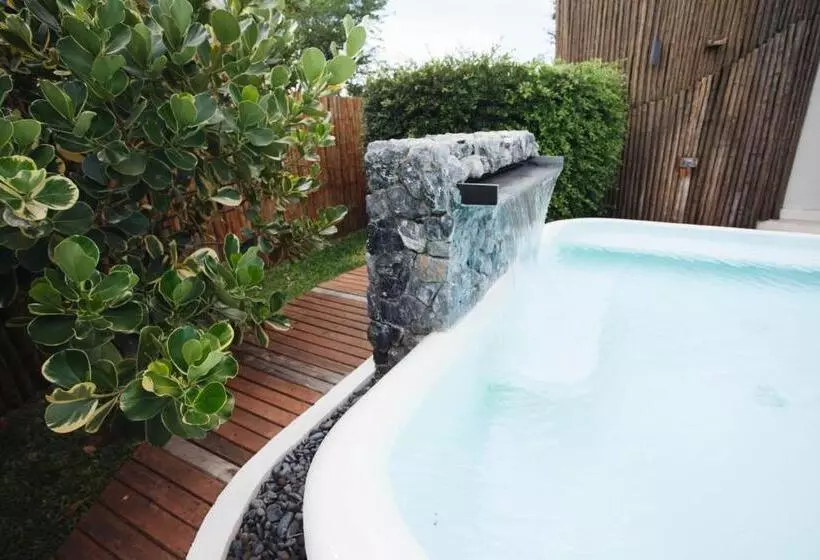 Hotelli Boribot Pool Resort