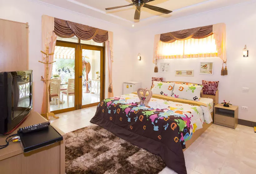 Relaxing Palm Pool Villa