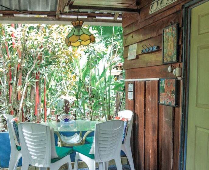 Walaba Eco Lodge   Hostel