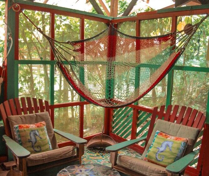 Walaba Eco Lodge   Hostel