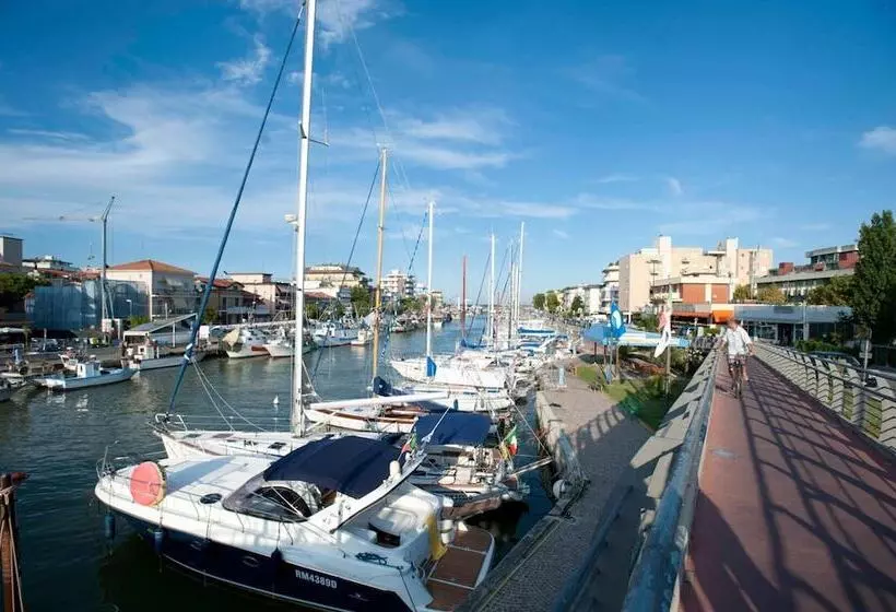 تختخواب و صبحانه Albergo Villa Lucia