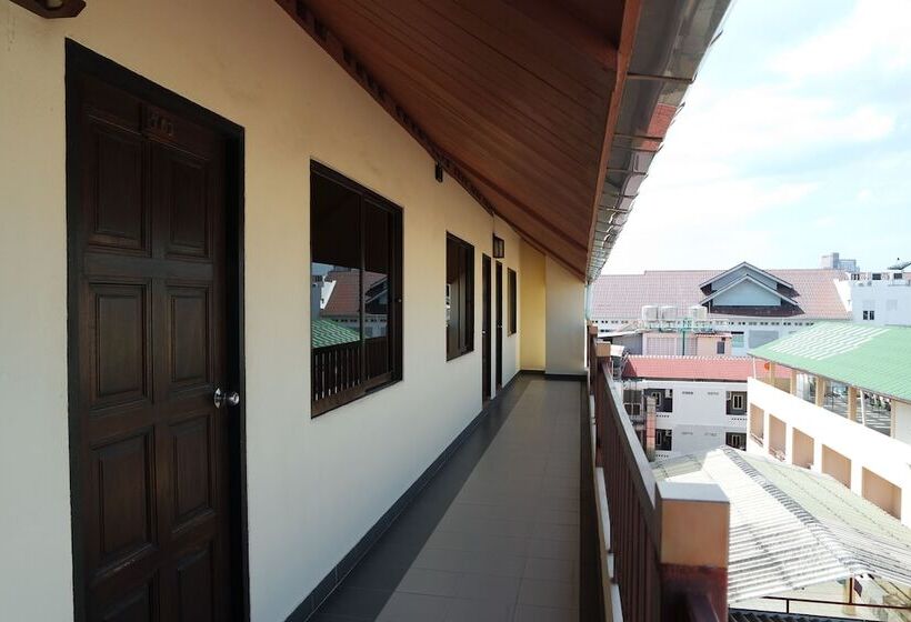 בית מלון כפרי New Nikom Court