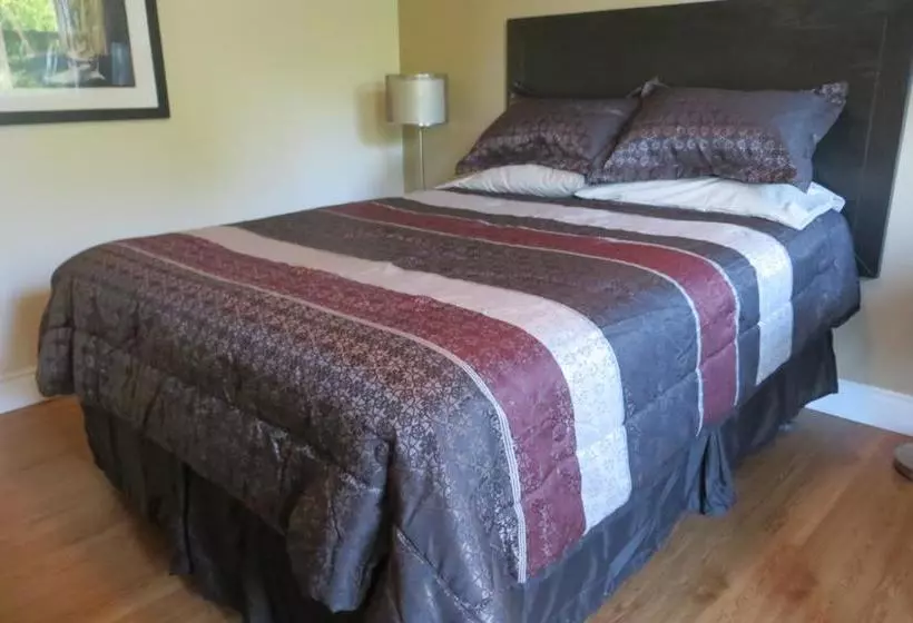 Fundy Line Motel
