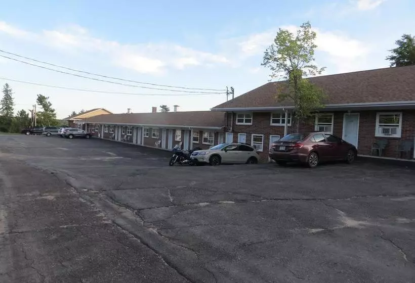 Fundy Line Motel