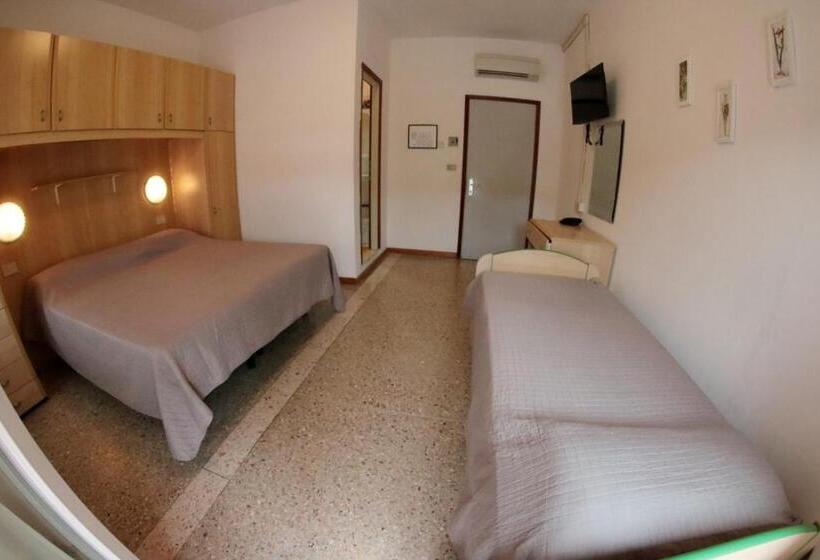 Hotelli Albergo Rosa