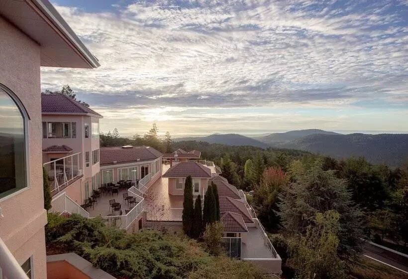 Villa Eyrie Resort