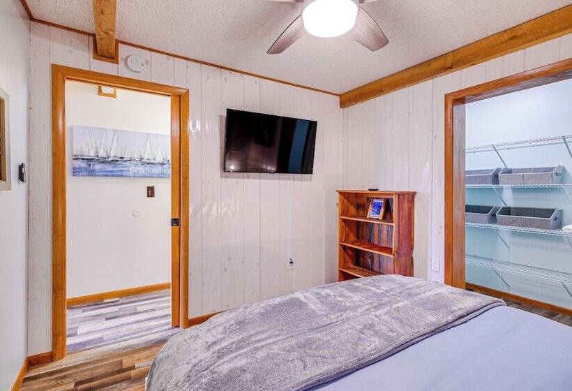 Charming Clam Lake Cottage W/ Dock & Deck!