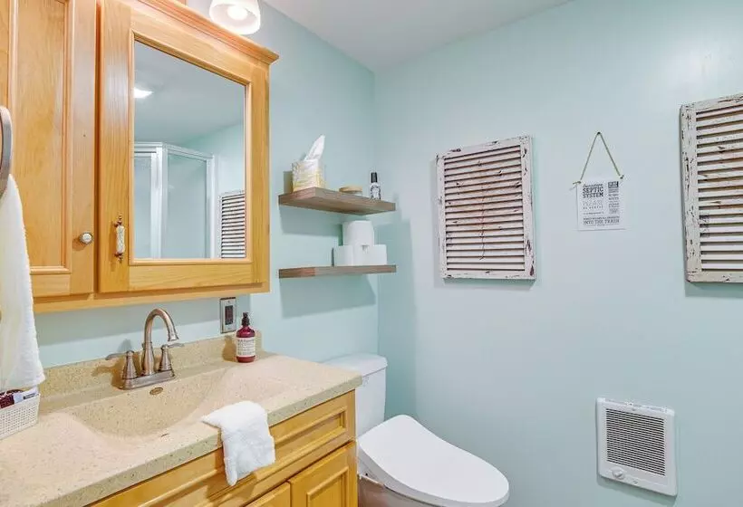 Charming Clam Lake Cottage W/ Dock & Deck!