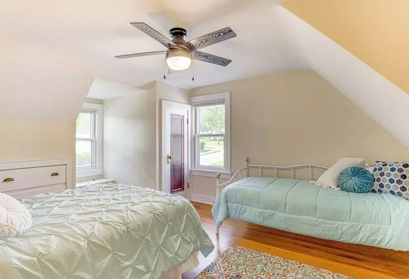 Charming Lake Mills Home Near Rock Lake & Beach