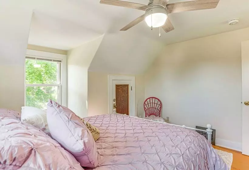 Charming Lake Mills Home Near Rock Lake & Beach