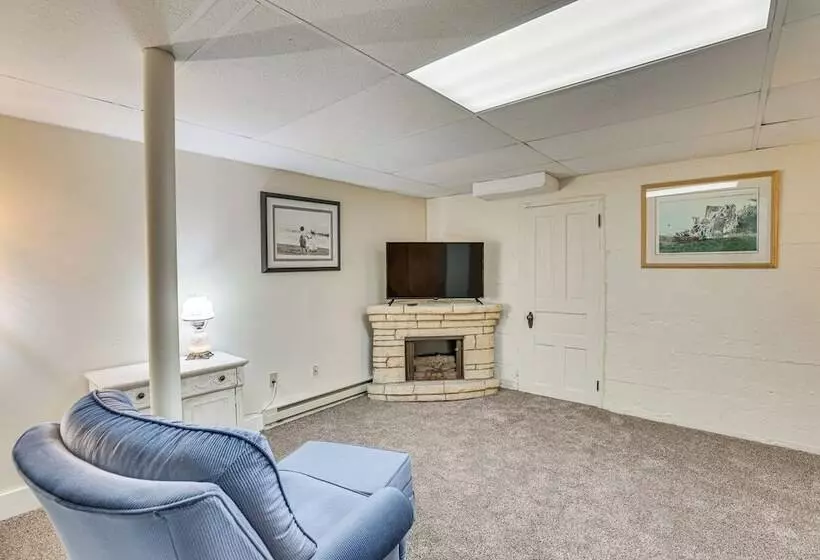 Charming Lake Mills Home Near Rock Lake & Beach