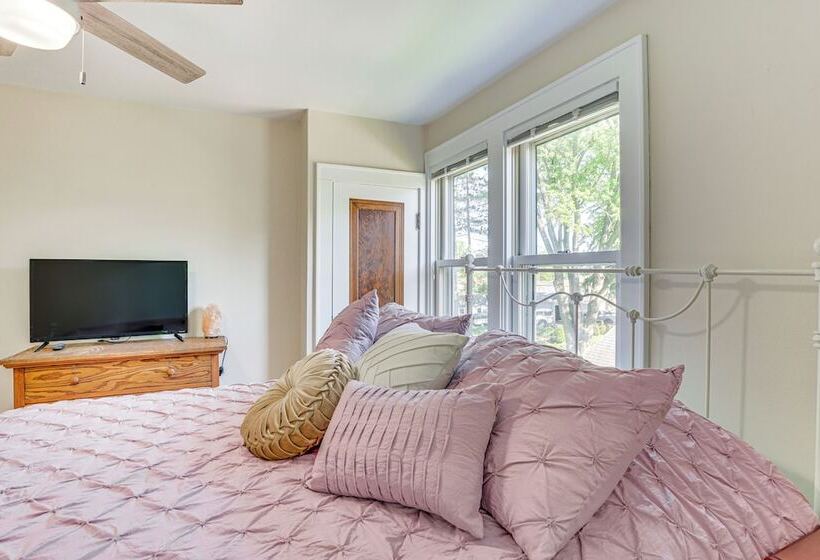 Charming Lake Mills Home Near Rock Lake & Beach