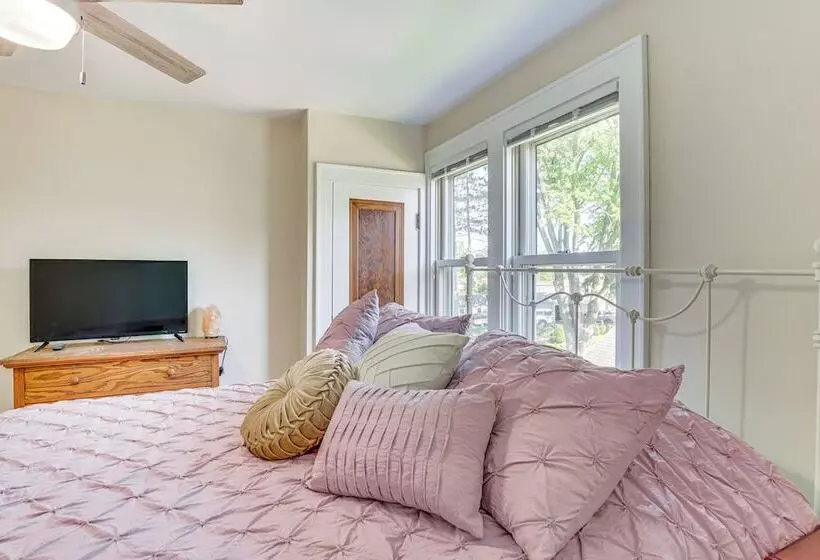 Charming Lake Mills Home Near Rock Lake & Beach