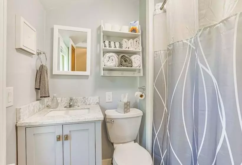 Charming Lake Mills Home Near Rock Lake & Beach