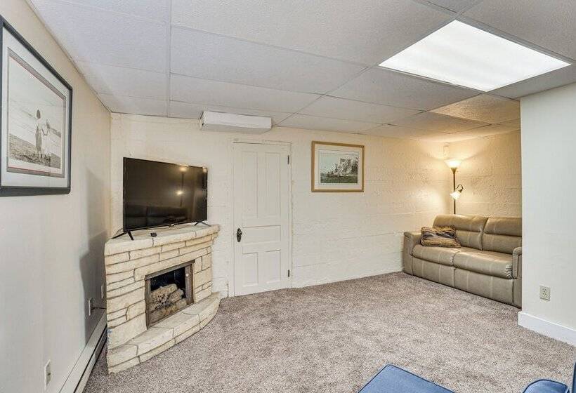 Charming Lake Mills Home Near Rock Lake & Beach