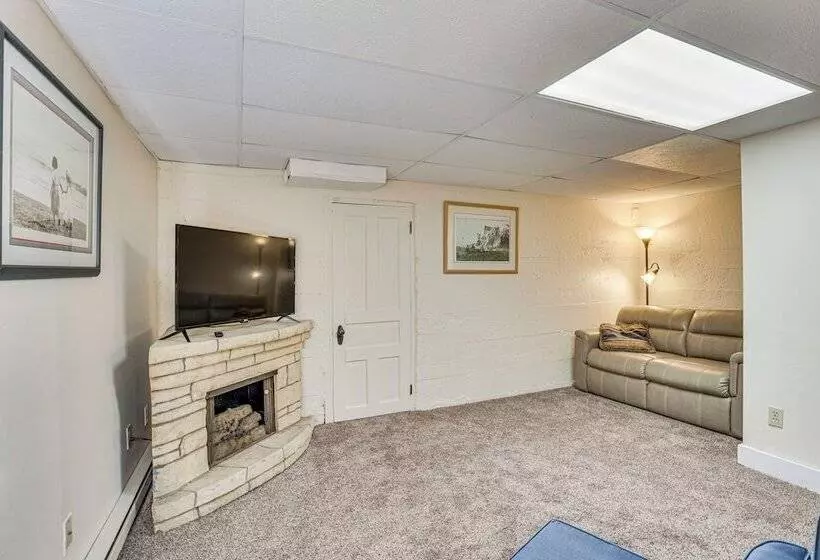 Charming Lake Mills Home Near Rock Lake & Beach