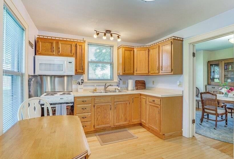 Charming Lake Mills Home Near Rock Lake & Beach