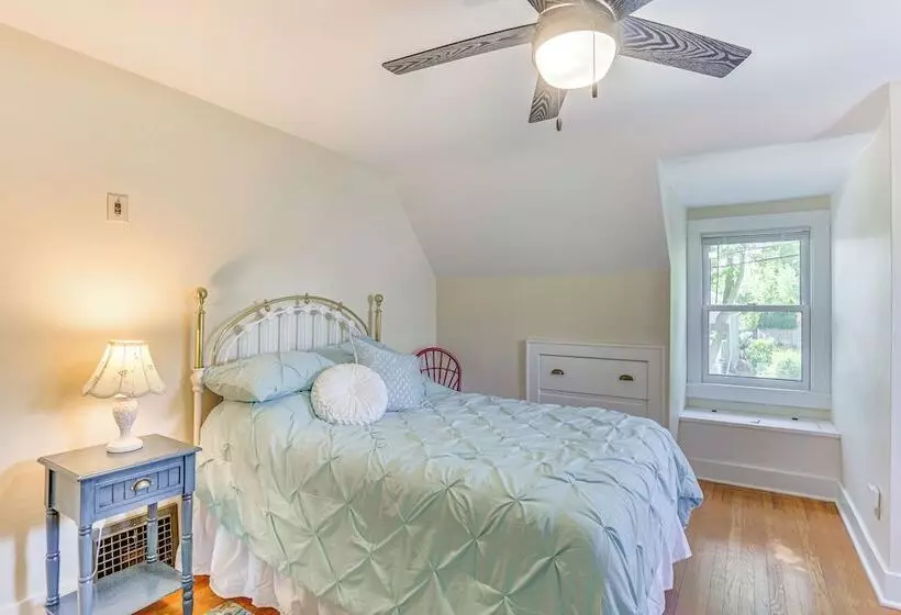 Charming Lake Mills Home Near Rock Lake & Beach