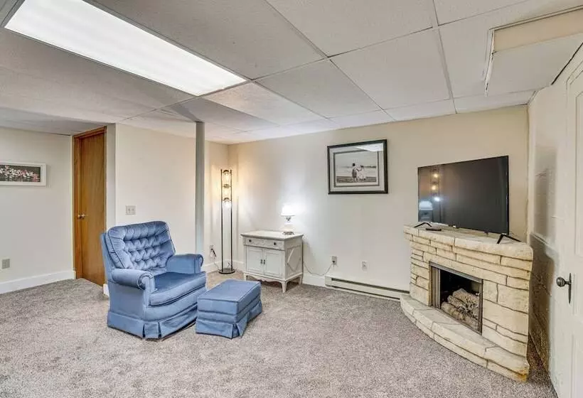 Charming Lake Mills Home Near Rock Lake & Beach