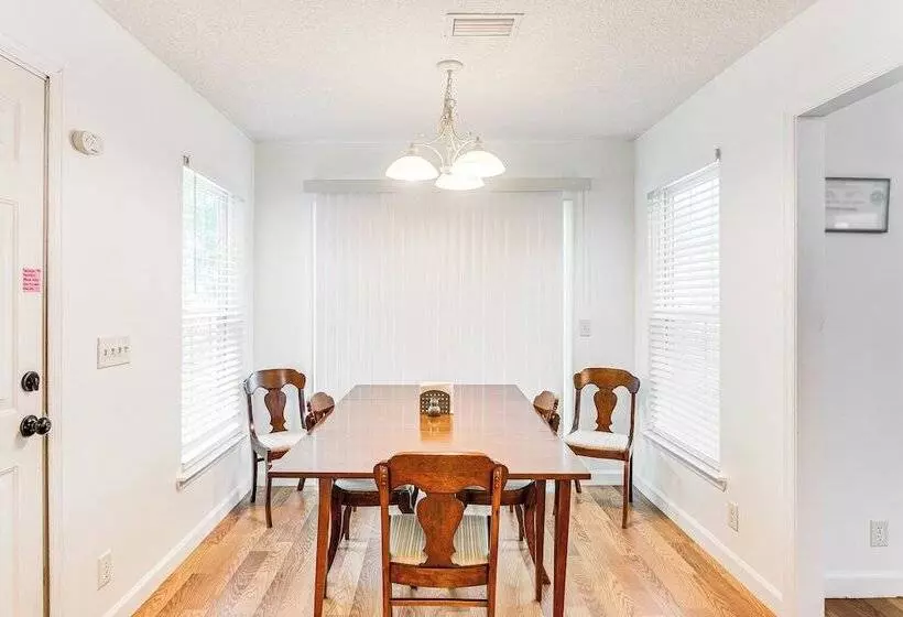 Cozy Brunswick Home: 13 Mi To St Simons Island!