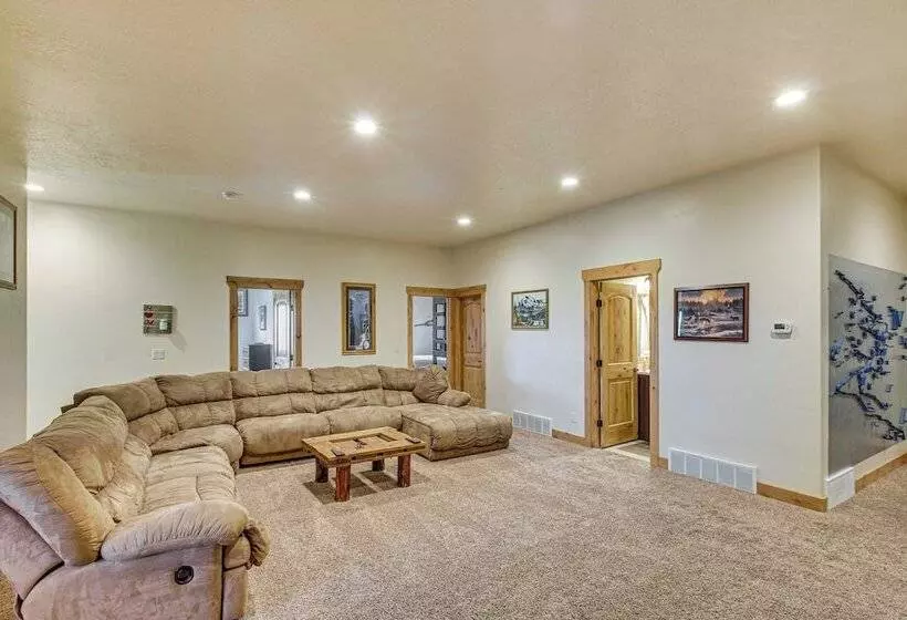 Exciting Garden City Gem W/ Home Theater & Hot Tub